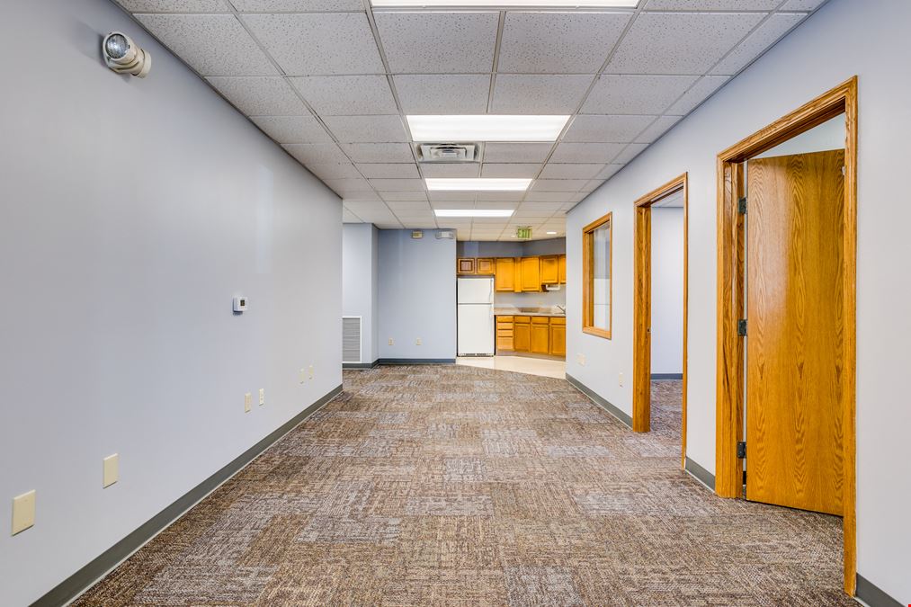 811 E 30th Ave, Hutchinson