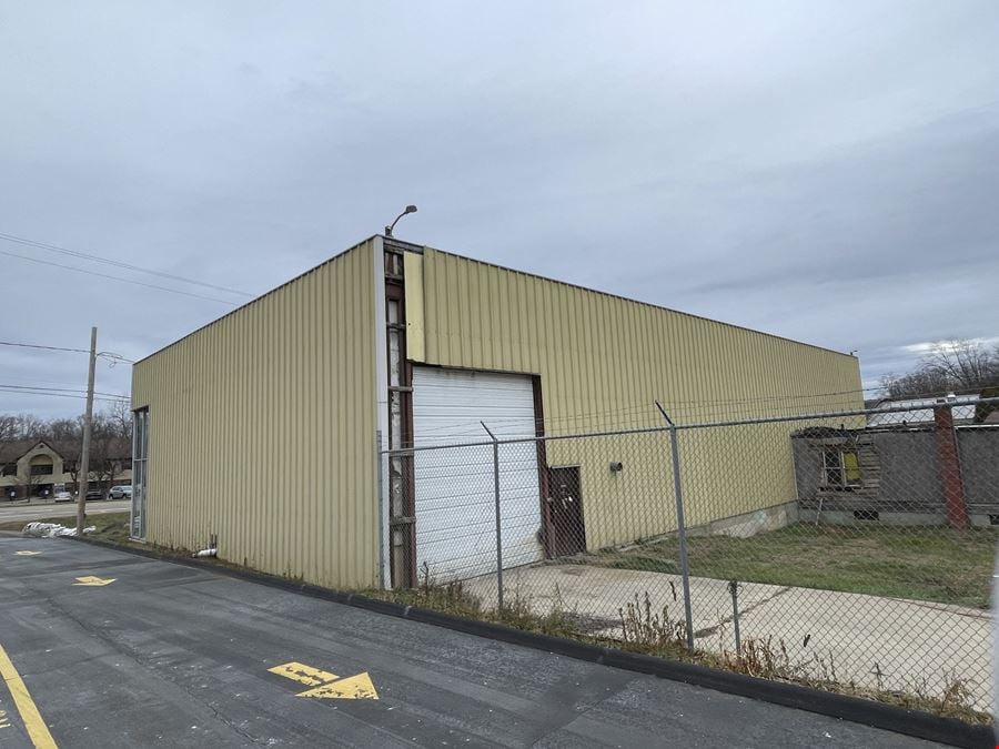 RETAIL/WAREHOUSE FACILITY W/ACCESSORY BLDG. - BATTLE CREEK, MI