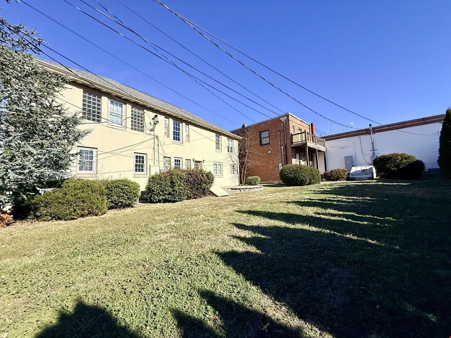 3,092 SF Office / Residential Building For Sale or Lease in Downtown Ozark Square