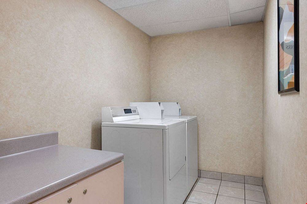 Days Inn & Suites Kansas City South