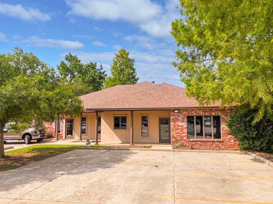 ±2,400 Commercial Space in Cul-De-Sac off Bluebonnet Boulevard