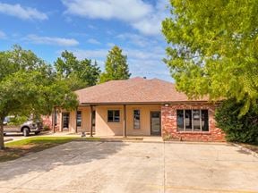 ±2,400 Commercial Space in Cul-De-Sac off Bluebonnet Boulevard