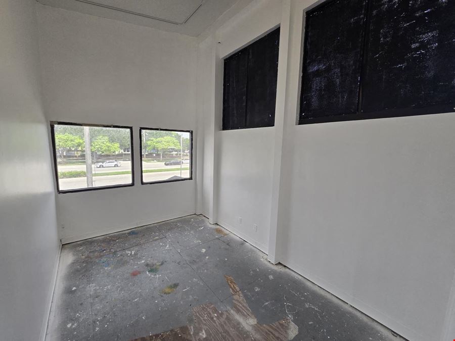 Unique 2nd floor 1400 +/- SQFT office space