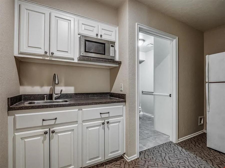 525 Tower Dr, Moore OK 73160
