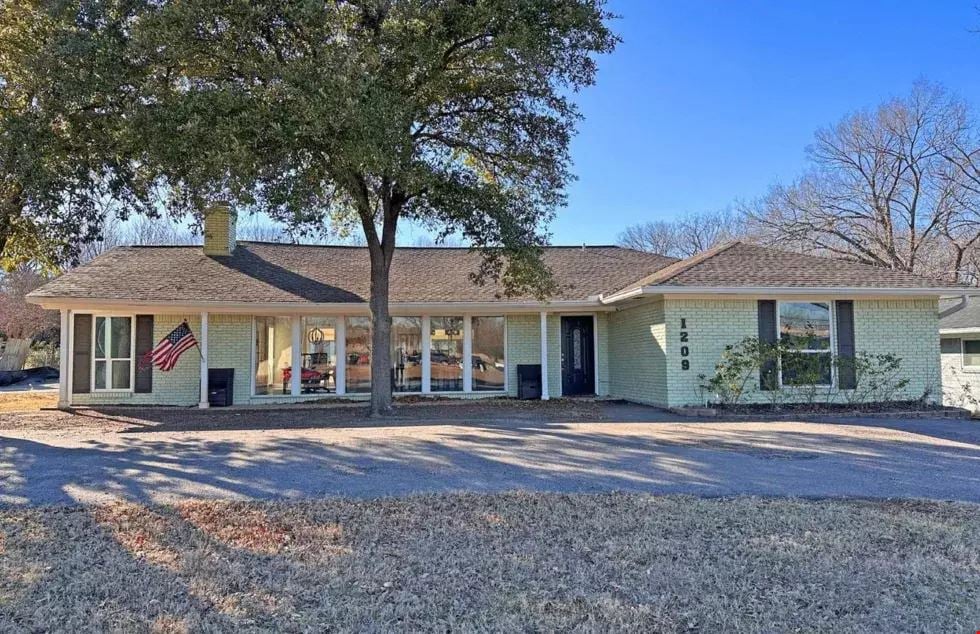 1209 N Goliad St - Renovated Office Building