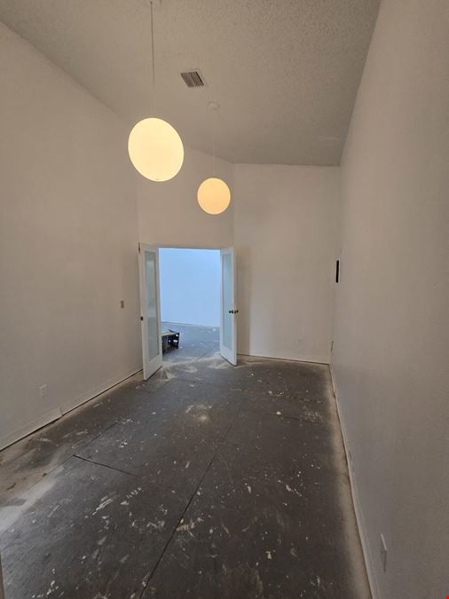 Unique 2nd floor 1400 +/- SQFT office space