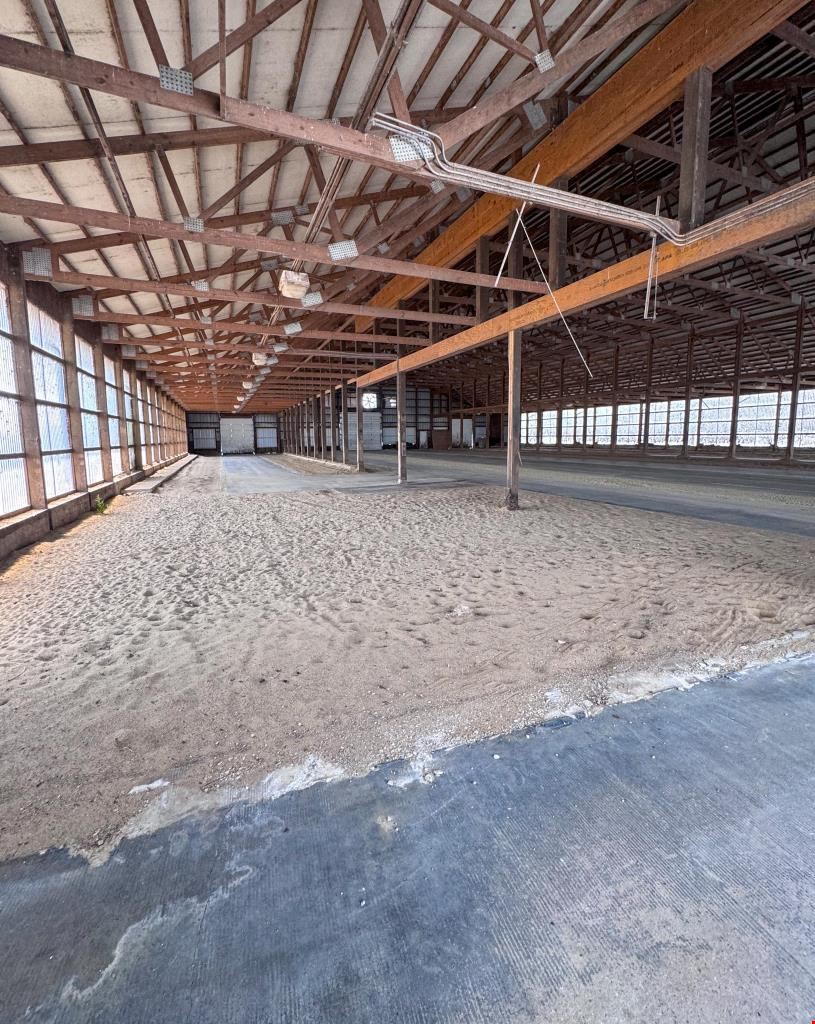 Large Industrial Warehouse with Flexible Layout & High-Capacity Doors