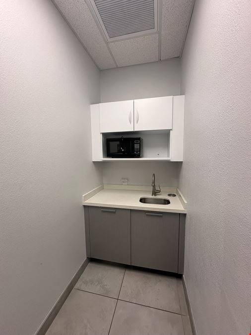 730 N 52nd St, Ste 104 SUBLEASE