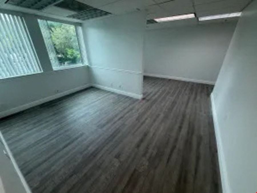 1743 SF Suite 203E PROFESSIONAL & MEDICAL OFFICE SPACE FOR LEASE