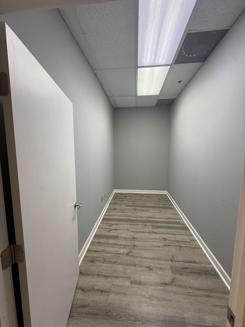 Building - 298 Commerce Park Drive