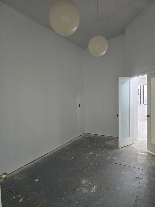 Unique 2nd floor 1400 +/- SQFT office space