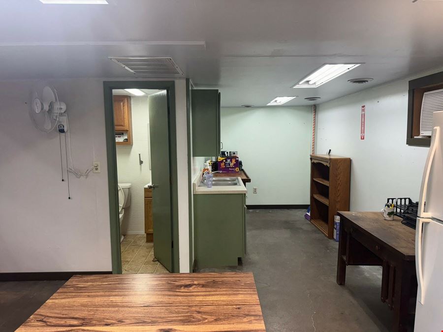 INDUSTRIAL/FLEX BUILDING ON 2.11 ACRES