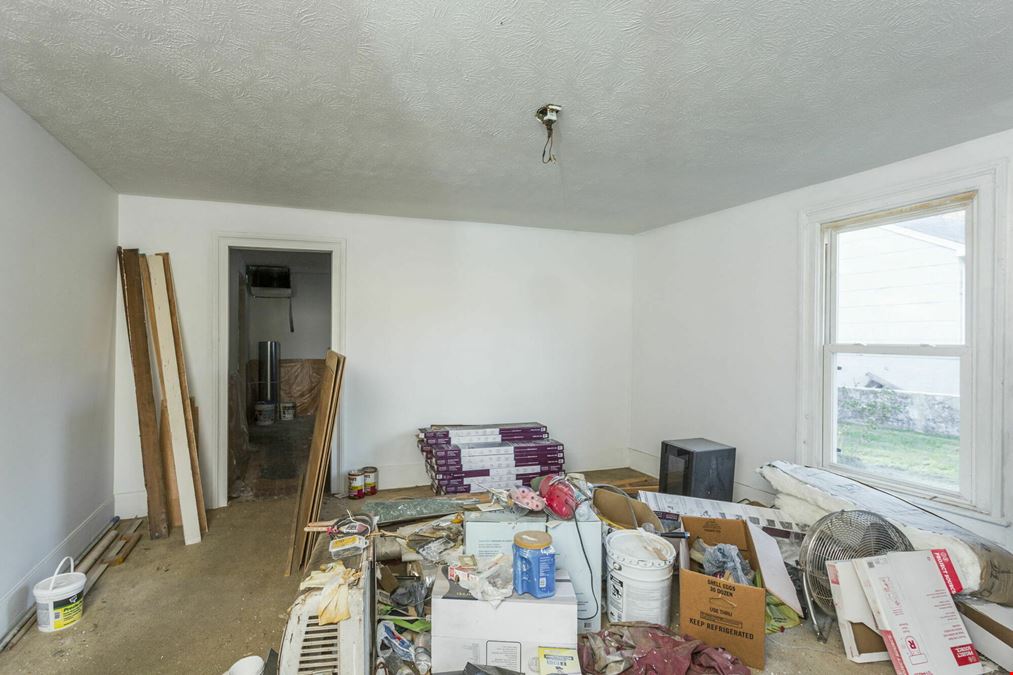 GREAT FOR INVESTORS OR REHAB SPECIALISTS | HOME ON LARGE LOT
