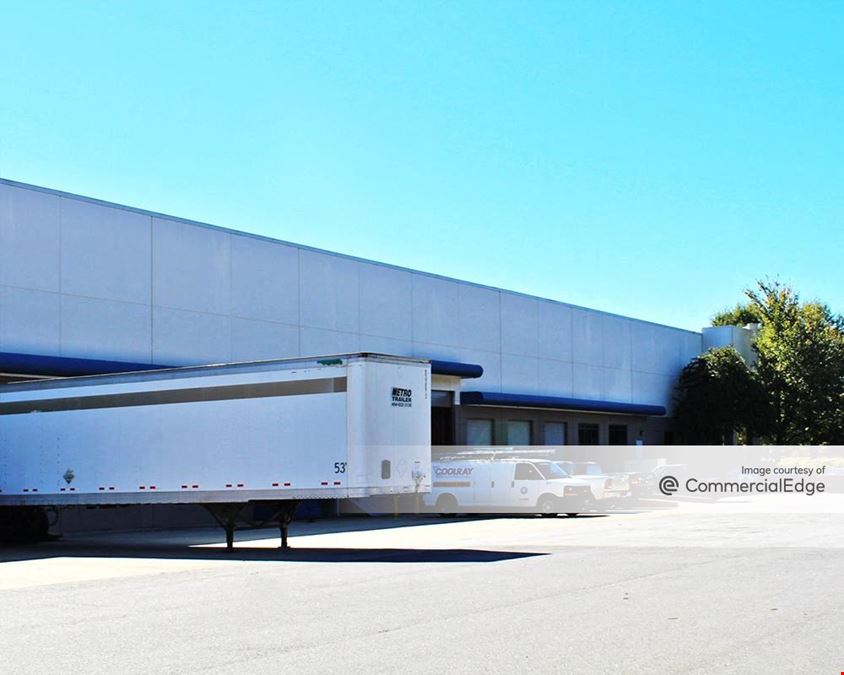 Peachtree Industrial Center - 1300 Northbrook Pkwy