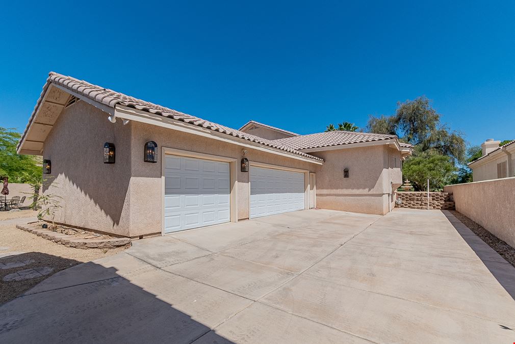 Beautiful Home Overlooking Yuma Country Club: 742 E Country Dr