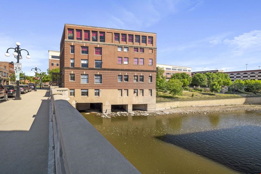 31 W Downer Pl, Aurora, IL 60506