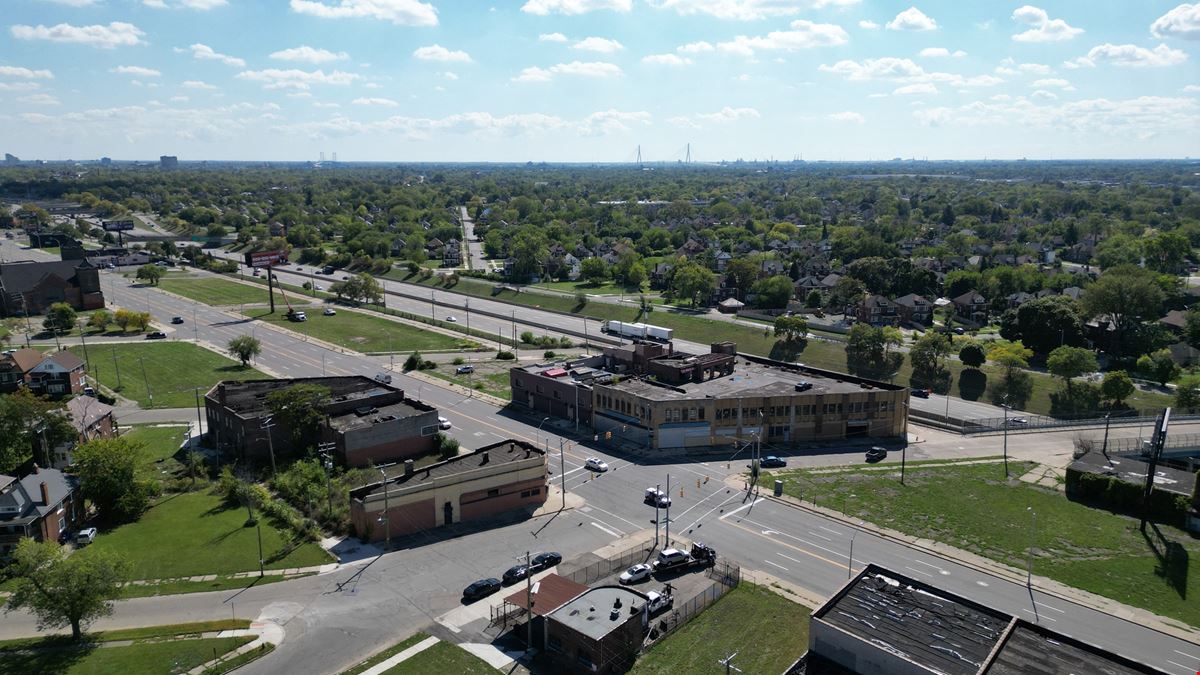 8461 Grand River Ave