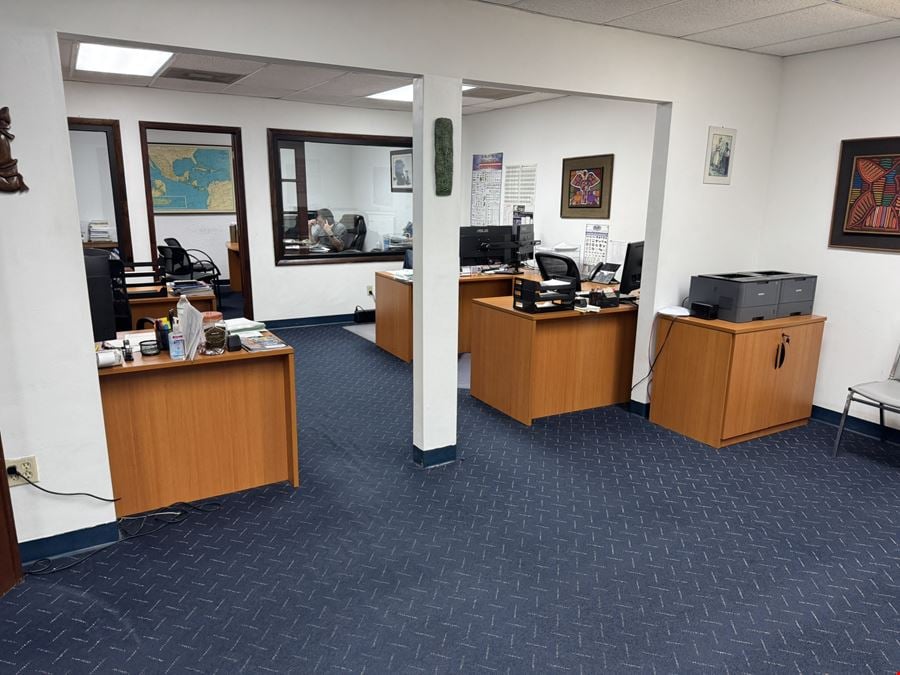 Dock Warehouse in Fingerlakes Miami Airport West Industrial Market