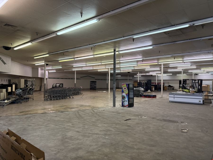 RETAIL BUILDING FOR SALE OR LEASE IN NORTHEAST SPRINGFIELD