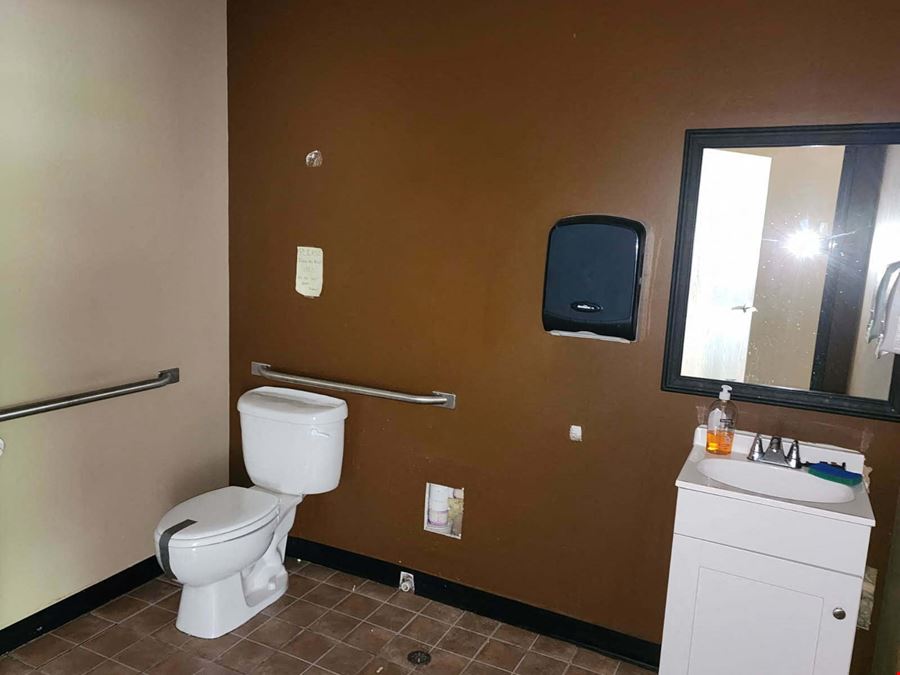2460 Cedar St - Retail
