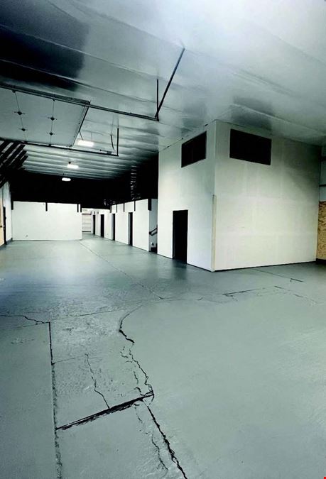 Large Industrial Warehouse w/Yard