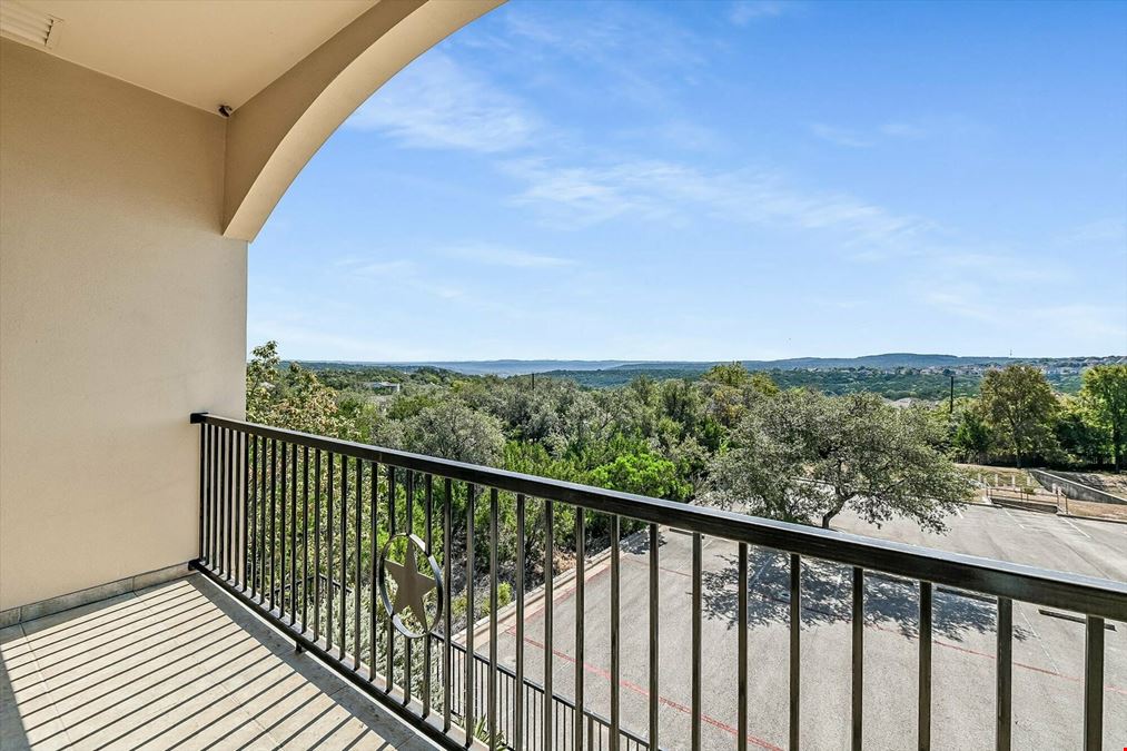 7 Lakeway Centre CT
