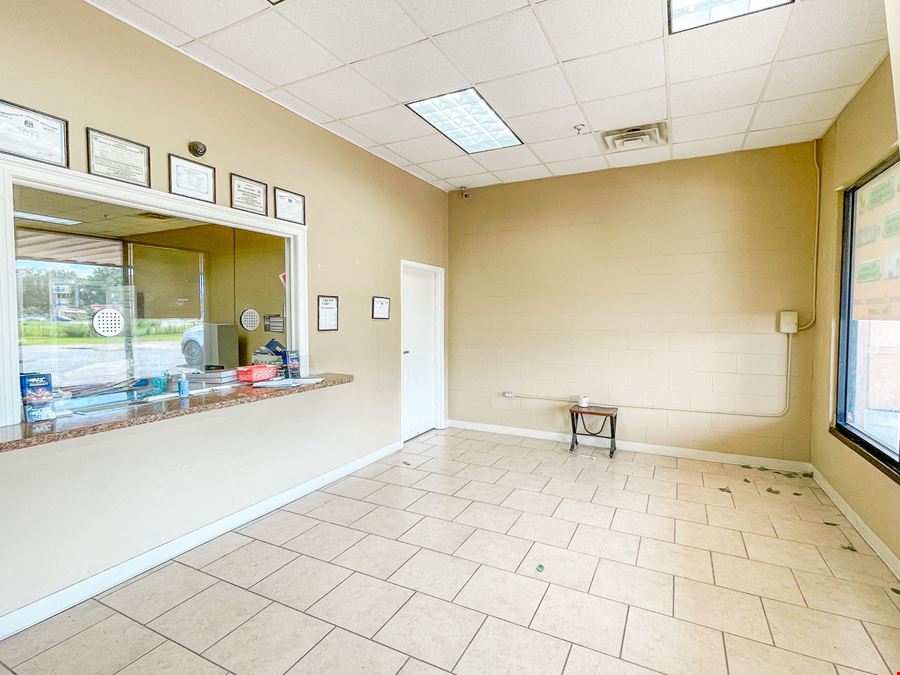 3 Retail Suites Available in Airline Hwy Strip Center