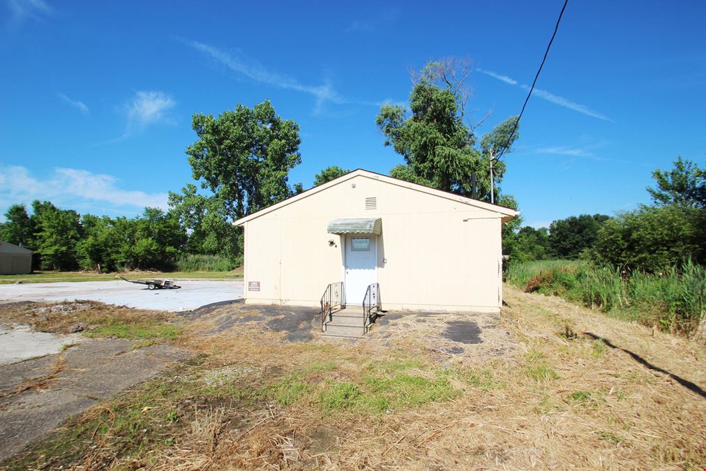 Contractor Building with Yard For Sale