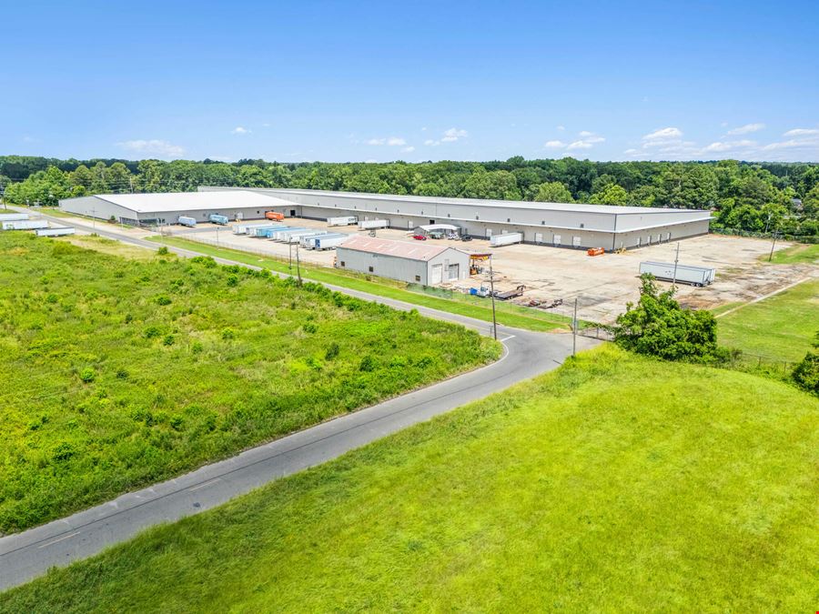 390,000 +/- SF | Industrial | NNN Investment | 100% Leased