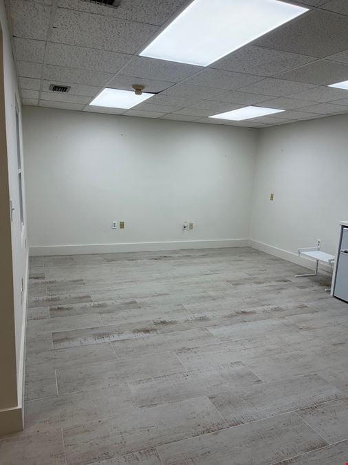 High-Visibility End-Cap Office