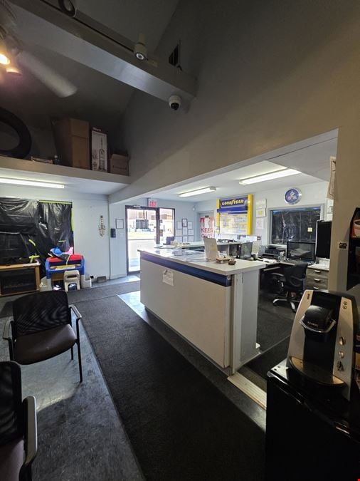 2,900+/- Square Foot Retail / Flex Building