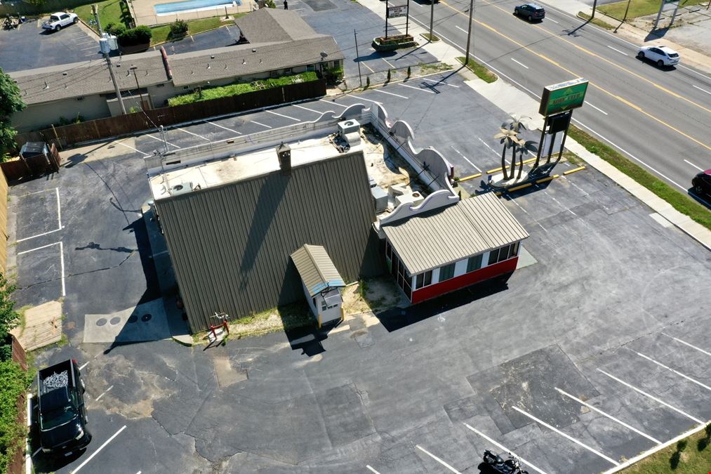 2,740 SF Restaurant Building For Sale on South Glenstone
