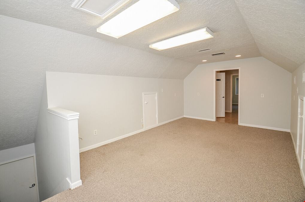 Office | 1 space available | 700 sq. ft.