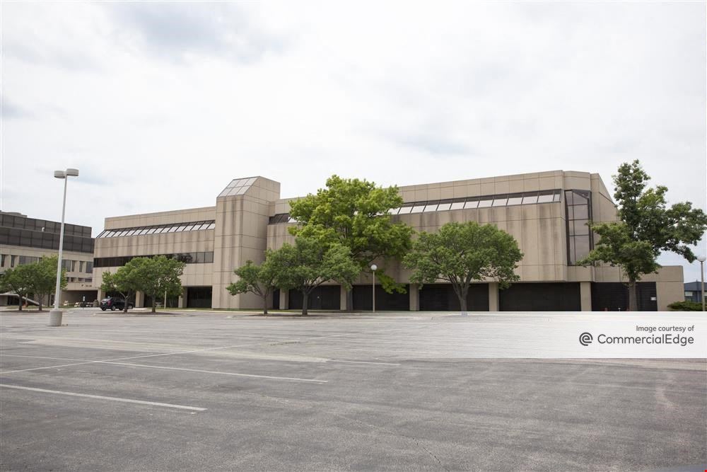 Kemper Lakes Business Center - Two Corporate Drive