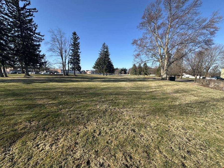 435 East Main Rd - 4,024+/- Rental Home on 2.5+/- Acres Vacant Land