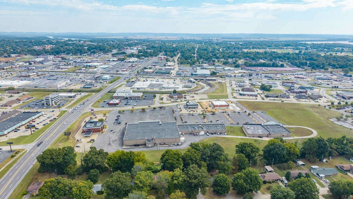 45,000 SF LARGE-FORMAT RETAIL / FLEXIBLE COMMERCIAL SPACE