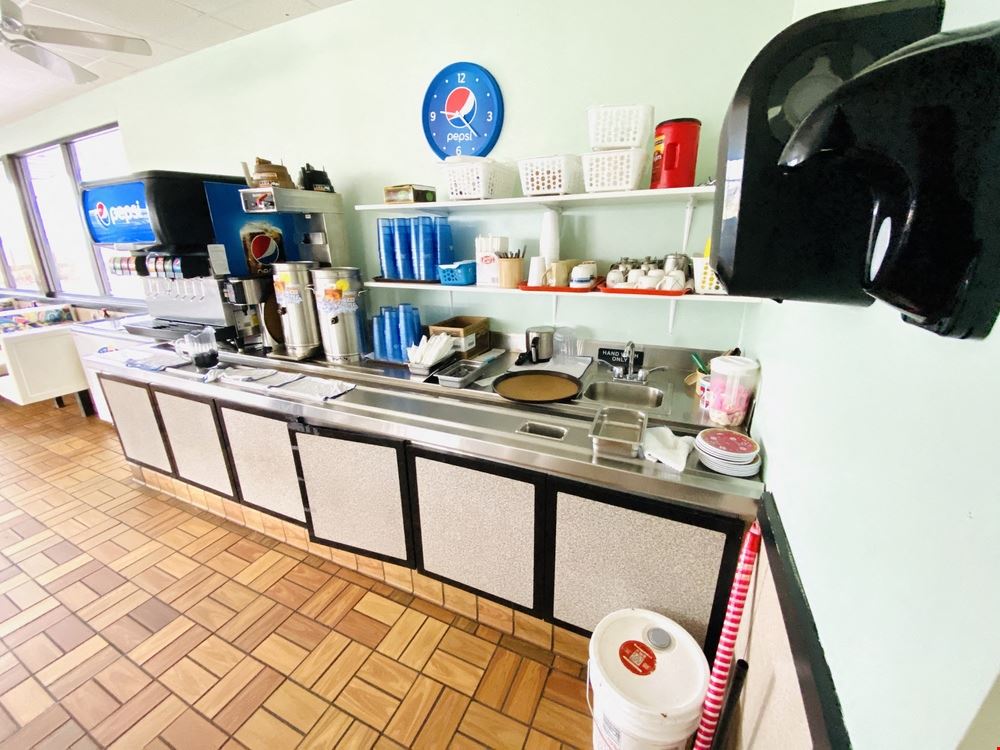 4,286' Restaurant w/ Drive Thru, on 1.35 acres
