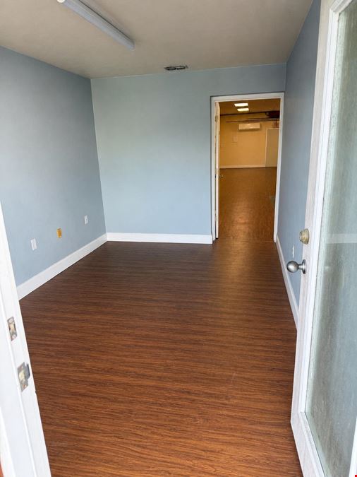 Small-Bay Units with Office/Warehouse Space