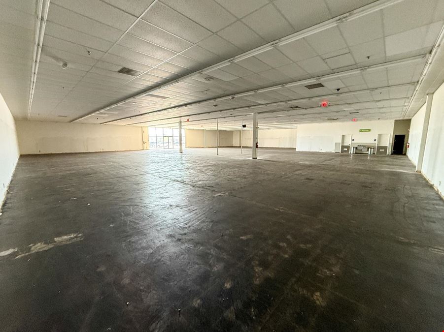 High-Visibility Retail, Showroom & Flex Space Near I-90
