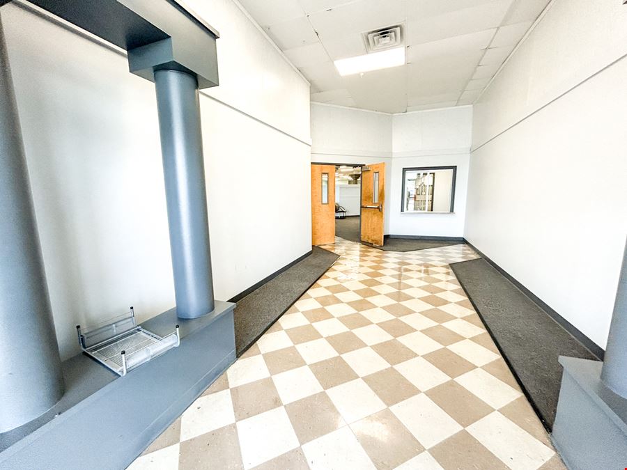 Nicholls Plaza: Commercial Suites for Lease along Visible Corridor