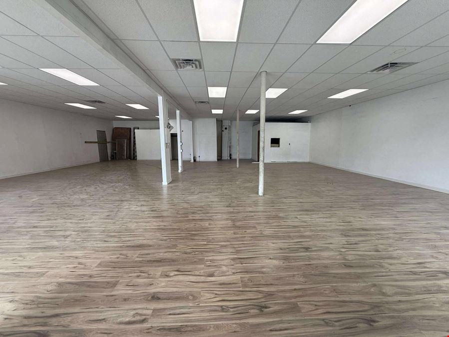 PRIME TACOMA RETAIL LOCATION - BUSY RETAIL SPACE + VERY WIDE GLASS CORNER FRONTAGE