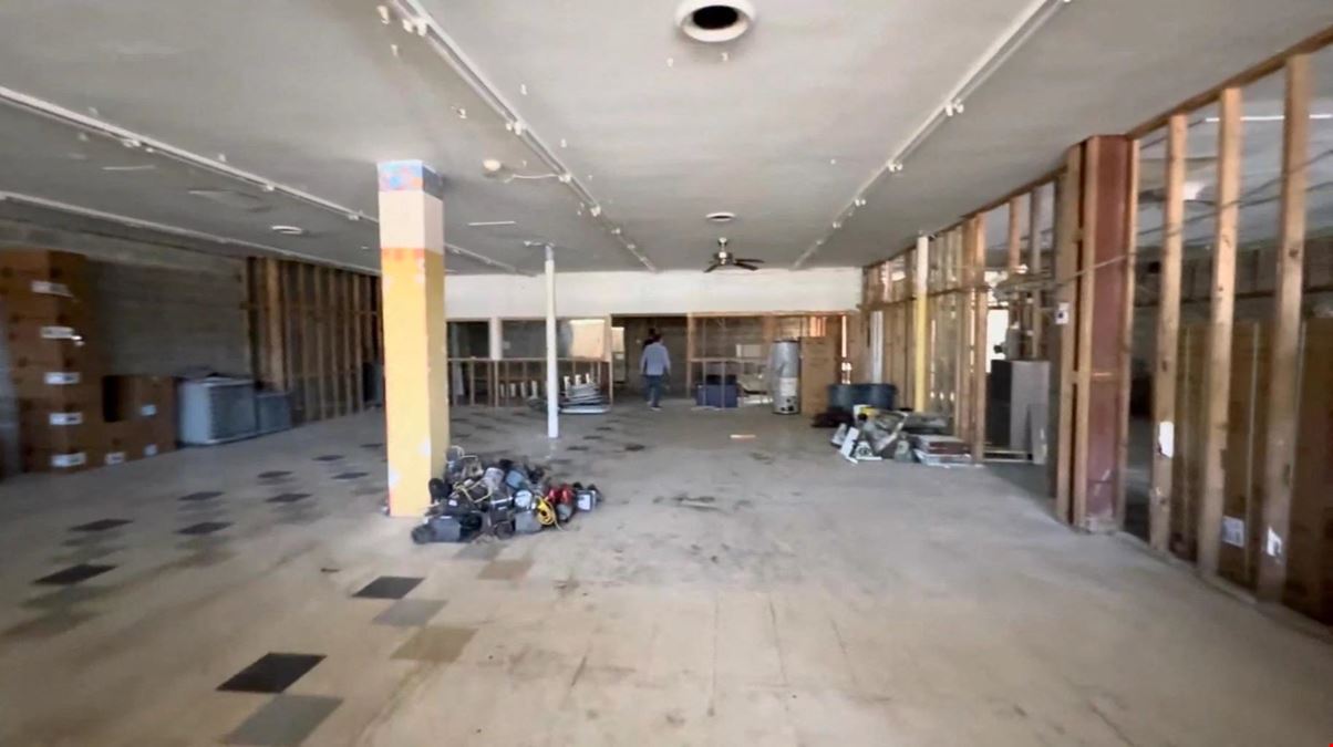 3,726 SF storefront on W Lawrence Ave, Norridge