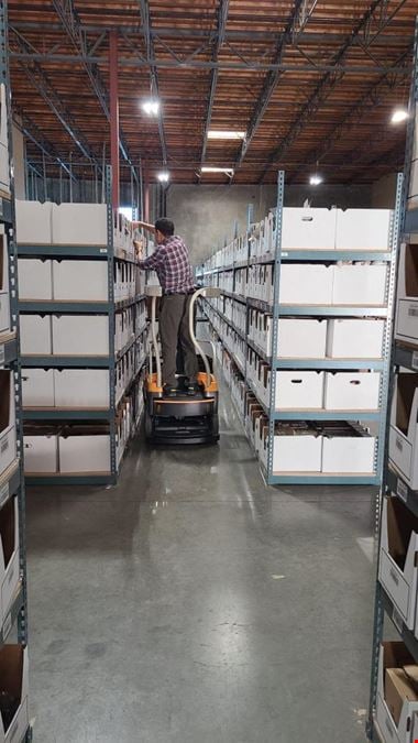 663 - Warehouse with fast throughput capability