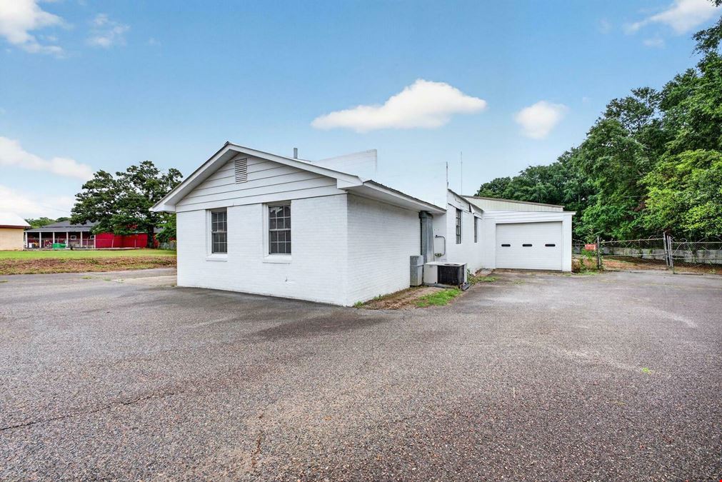 11,266 SF Industrial Service Facility | 7 Bay Doors | ¾ Acre Fenced Yard