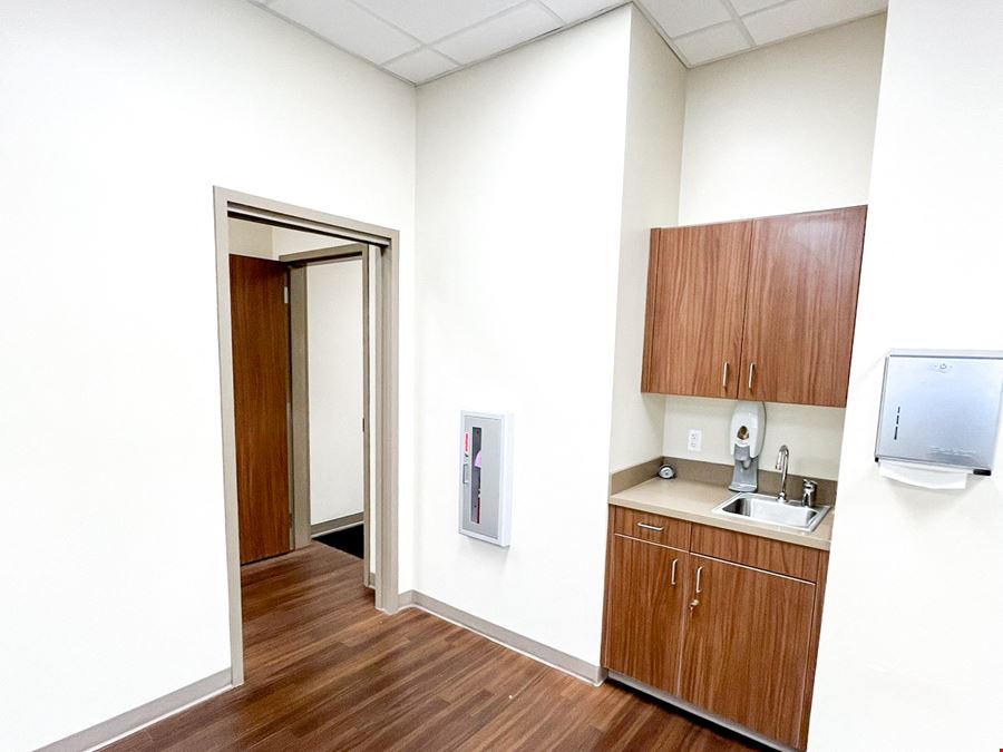2,500 SF Endcap Medical Suite along Airline Highway