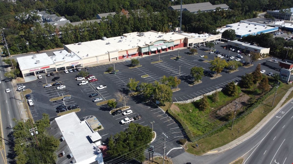 Former Lucky's Market Grocery