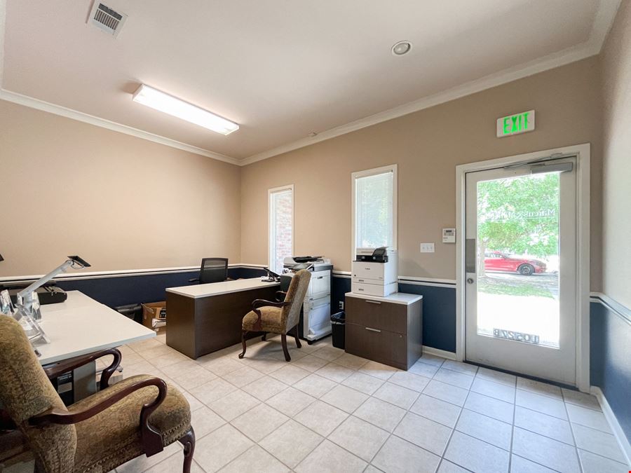 Standalone Office in Cul-De-Sac off Bluebonnet Blvd