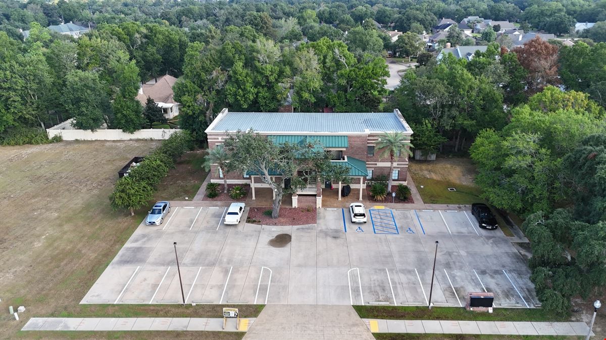 Mixed Use Medical Office w/ Three Apartment Rentals