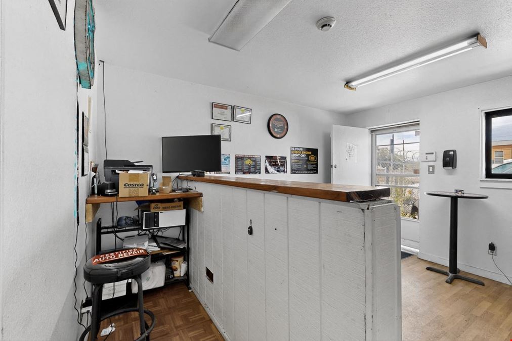 VERSATILE RETAIL/ WAREHOUSE PROPERTY