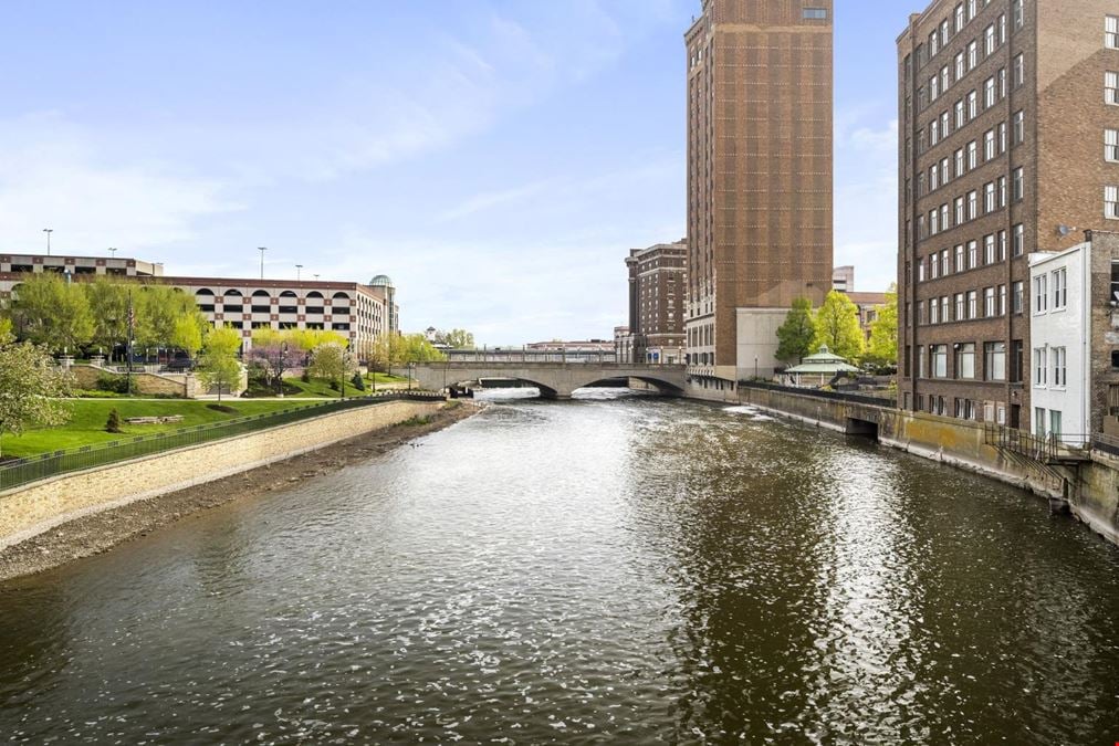31 W Downer Pl, Aurora, IL 60506